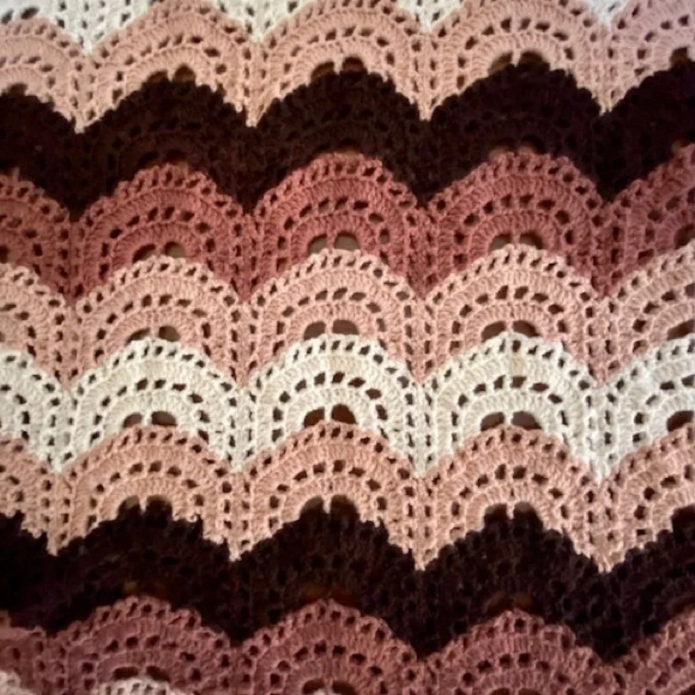 VINTAGE SCALLOP PATTERN GRANNY QUILT AFGHAN